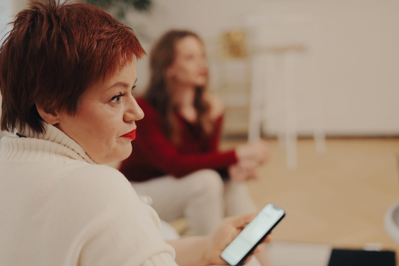Участница тренинга обдумывает ответ в сложном разговоре